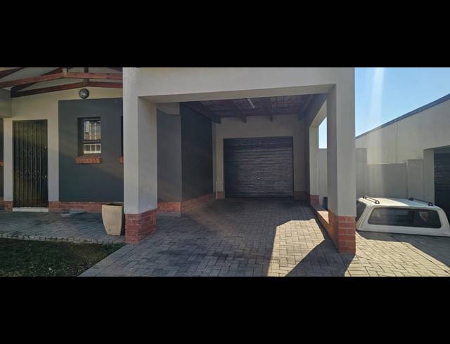3 BEDROOM TOWNHOUSE FOR SALE IN WATERKLOOF AH